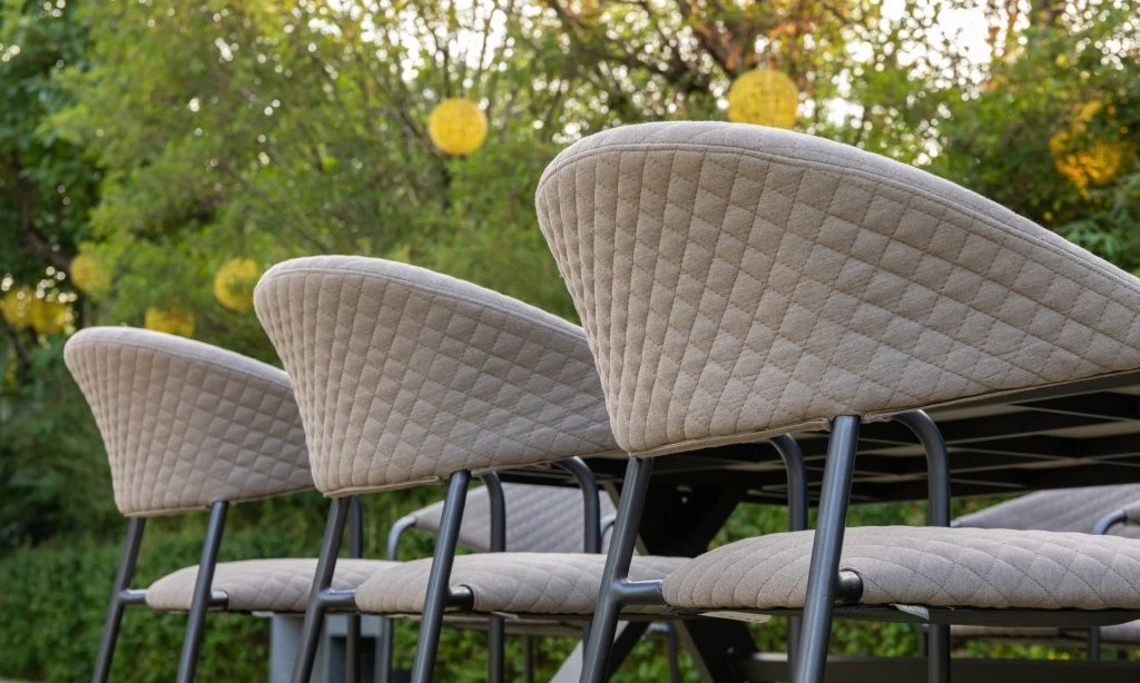 Detail dekorativního prošívání opěradel křesla MELIA LIKA-TEX® Doppler v zahradě