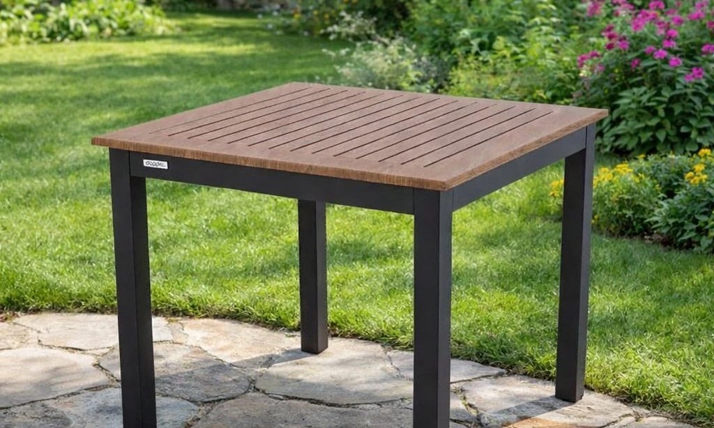 Čtvercový zahradní stůl EXPERT WOOD PLUS od Doppler s dekorem tmavého dřeva na kamenné terase v zahradě