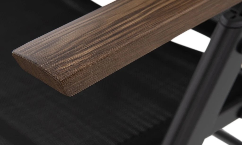 Detail područky v dekoru dřeva na křesle EXPERT WOOD Plus Doppler — hliníková konstrukce s výpletem z umělé textilie