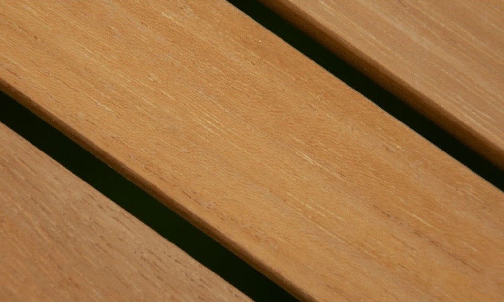 Detail teakové desky stolu ze soupravy CONCEPT TEAK FSC od Doppler