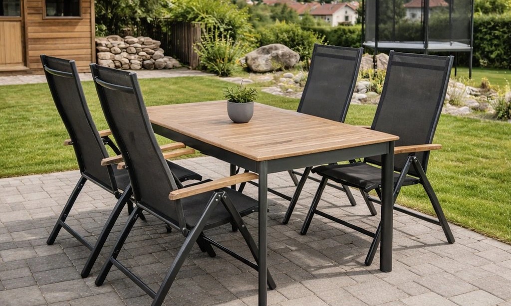 Zahradní sedací souprava CONCEPT TEAK FSC 4+1 od značky Doppler — stůl s teakovou deskou a čtyři polohovací křesla na terase
