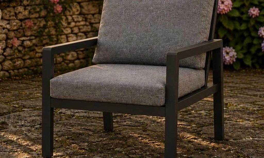 Detail polstru a hliníkové konstrukce křesla LIFE od Doppler v zahradním prostředí