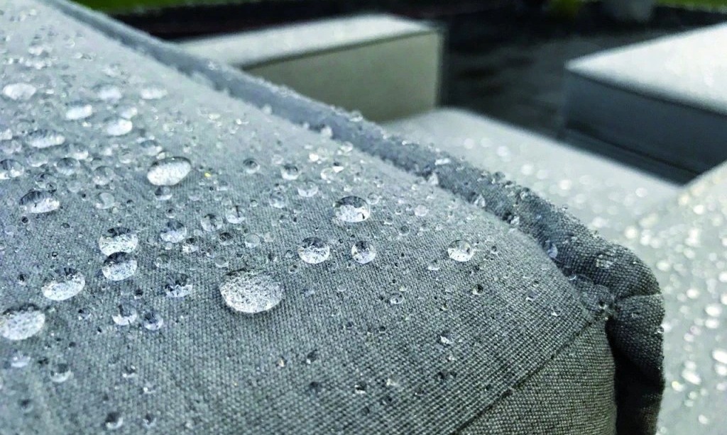 Detail tkaniny LIKA-TEX® křesla PARIS Doppler s kapkami vody — ukázka voděodolnosti