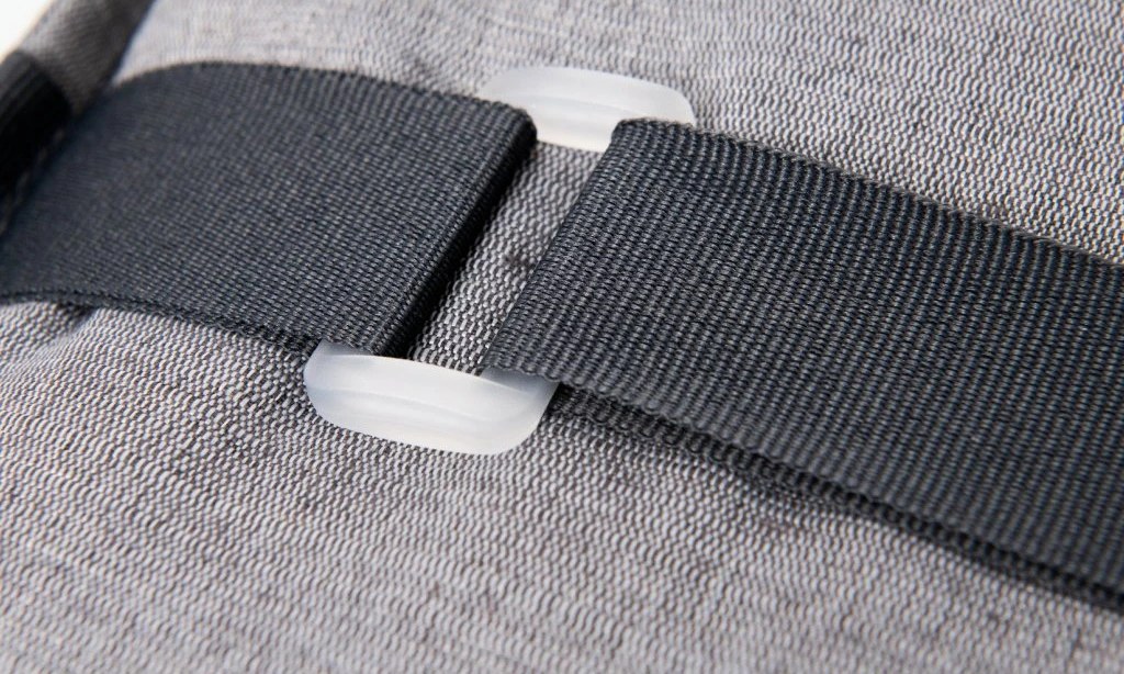 Detail spony a tkaniček polstru Elegant 2428 — uchycení na zahradní křeslo, Doppler