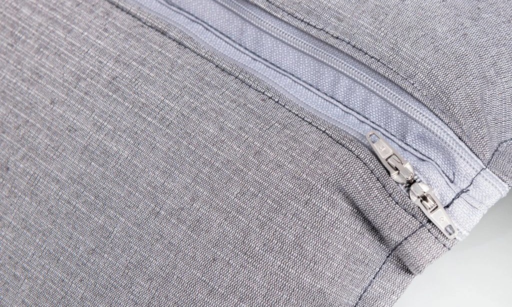 Detail zipového zapínání snímatelného potahu polstru Elegant 2428, Doppler