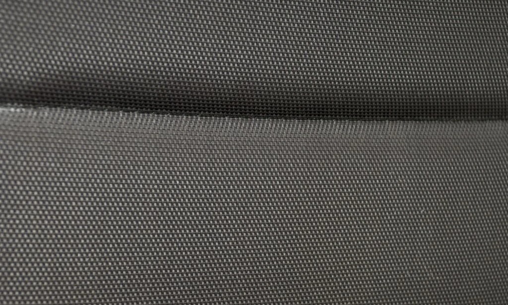 Detail textilní výplně křesla MIAMI od Doppler — kvalitní umělá textilie s rounem