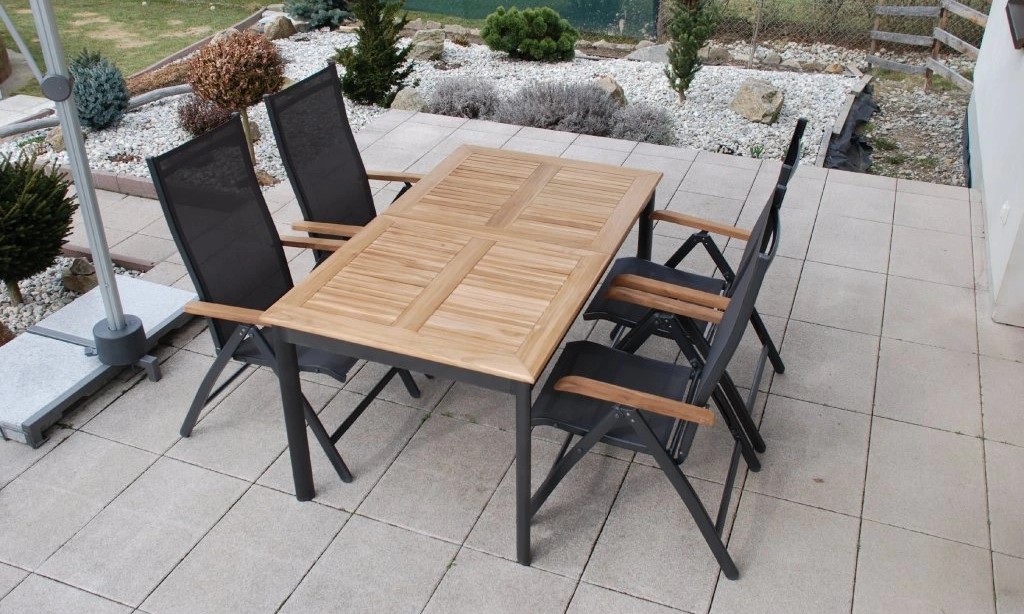 Zahradní křesla CONCEPT teak FSC od Doppler s teak područkami a textilním výpletem na terase